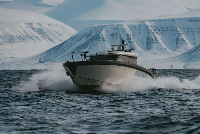 hybrid tour boat svalbard tours